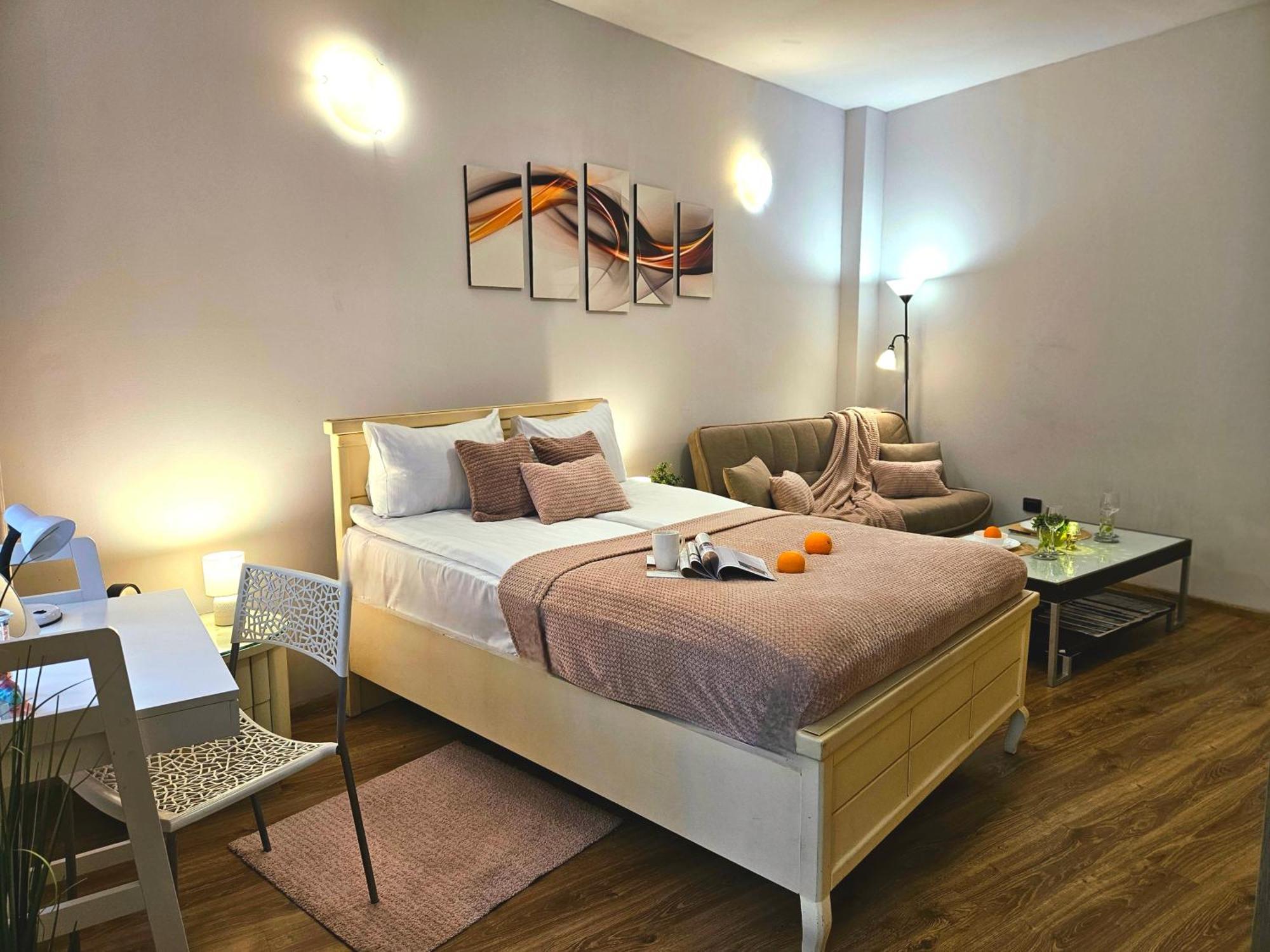 Romantic Apt-great Location- Center-free Parking-self Check-in- Old Town 20 Min